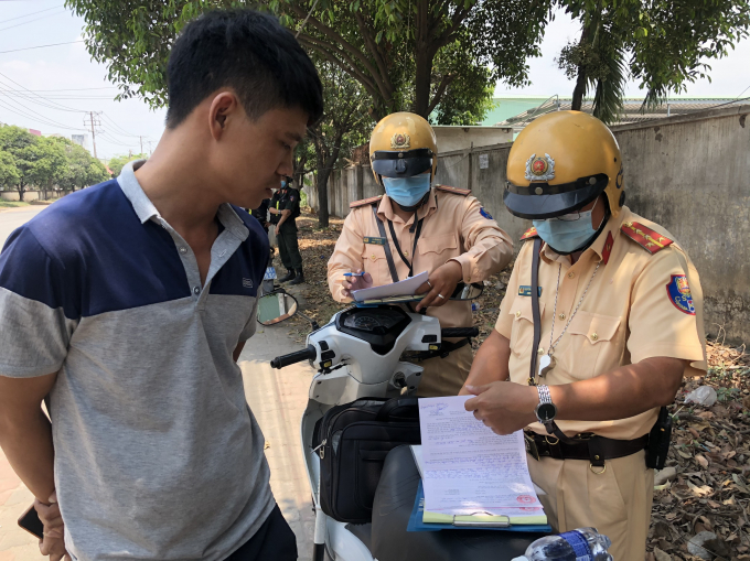 Lực lượng chức năng tiến hành lập biên bản thu giữ phương tiện vi phạm (Ảnh: Trọng Duy)