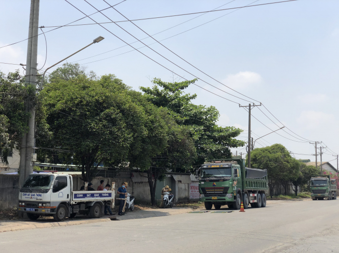 Tạm giữ 2 xe tải với nhiều lỗi vi phạm nghiêm trọng (Ảnh: Trọng Duy)