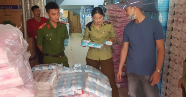 Bắt giữ gần 2 nghìn gói băng vệ sinh giả