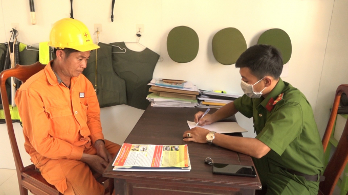 Công an thị trấn Chơn Thành, huyện Chơn Thành điều tra đối tượng Lê Văn Tú sinh năm 1982, ngụ xã Tân Hưng, huyện Trảng Bàng, tỉnh Tây Ninh, giả danh nhân viên điện lực để bán hàng không rõ nguồn gốc