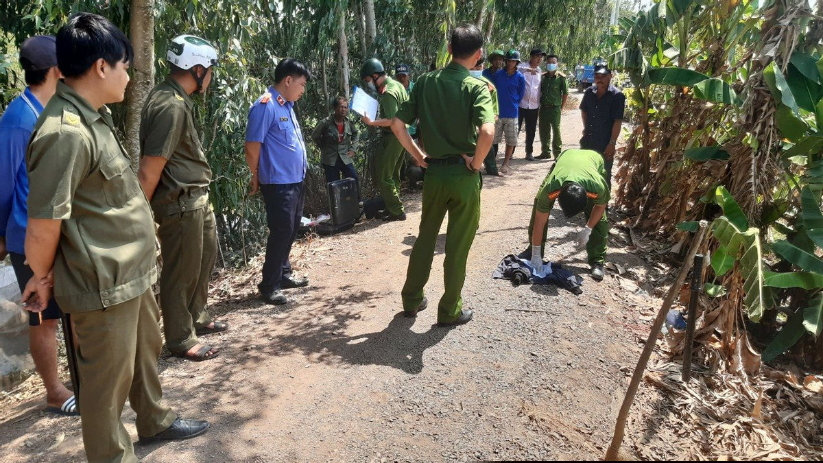 Lực lượng chức năng khám nghiệm hiện trường nơi xảy ra vụ việc