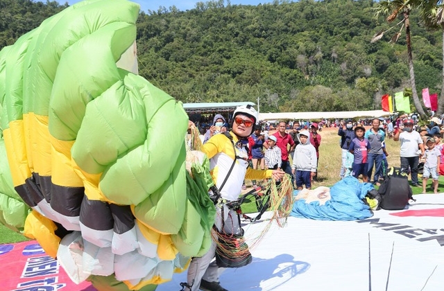 Đã mắt xem cảnh gần 100 phi công bay dù lượn tuyệt đẹp ở miền Tây