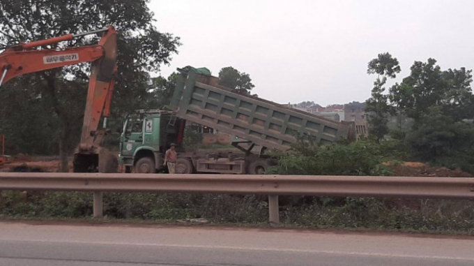 Rào chắn, hộ làn QL 1A bị tháo dỡ, mở điểm đấu nối trái phép giúp các đơn vị san lấp mặt bằng, lấn chiếm hành lang ATGT đường bộ. (Ảnh atgt.vn)