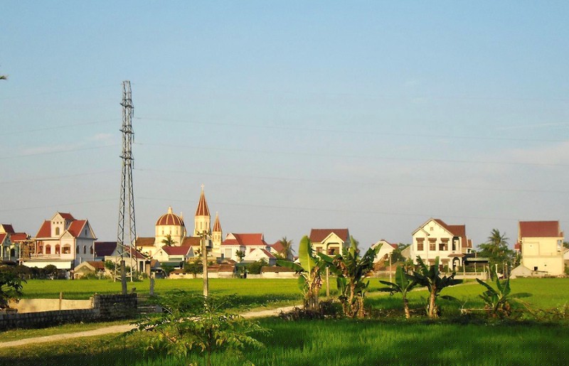 Những căn biệt thự sang trọng là điều không hiếm ở xã Đô Thành. 