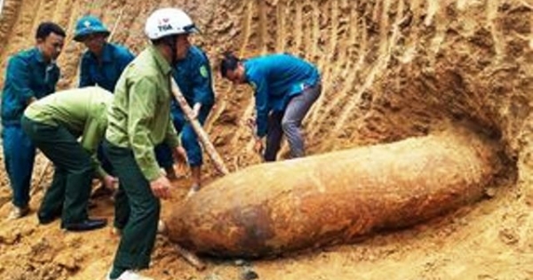 Vĩnh Phúc: Tá hỏa phát hiện quả bom nặng hơn 3 tạ khi đào móng nhà