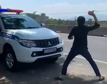 Nhặt thanh long bên đường ném liên tiếp vào xe cảnh sát giao thông.