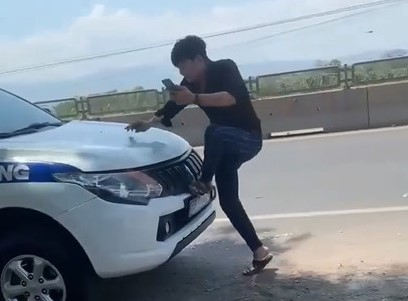 Leo lên đầu xe của CSGT.