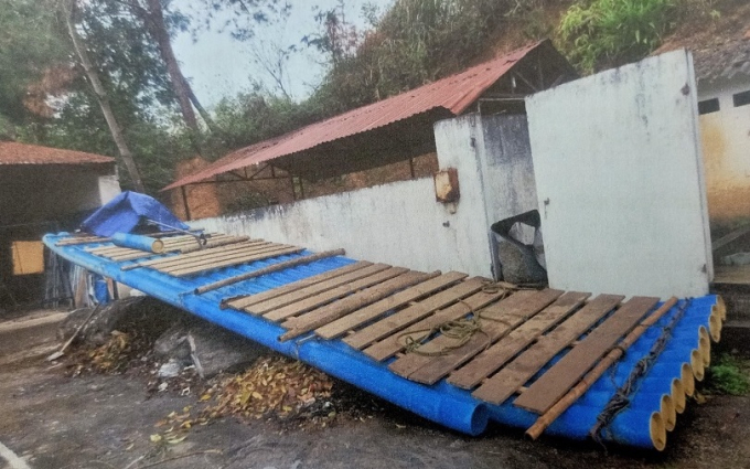 Chiếc B&egrave; đối tượng d&ugrave;ng để vận chuyển h&agrave;ng h&oacute;a tr&aacute;i ph&eacute;p qua bi&ecirc;n giới bị lực lượng chức năng thu giữ.