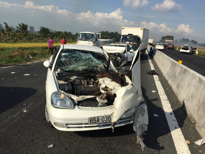 Tai nạn do khói đốt đồng (đoạn Km9+2188 thuộc địa bàn huyện Tân Hiệp, tỉnh Kiên Giang) khiến nhiều ô tô bị hư hỏng nặng.