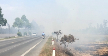 Khói đốt đồng tìm ẩn nguy cơ tai nạn giao thông