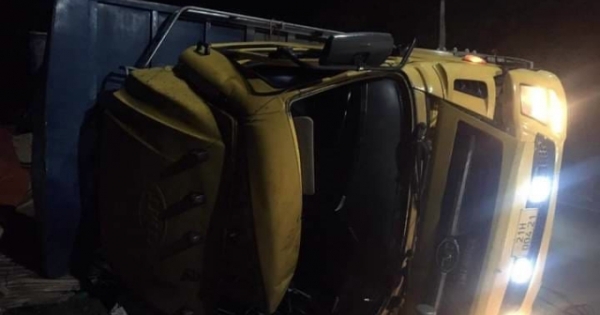 Yên Bái: Lật xe chở ván, 2 cha con tử vong