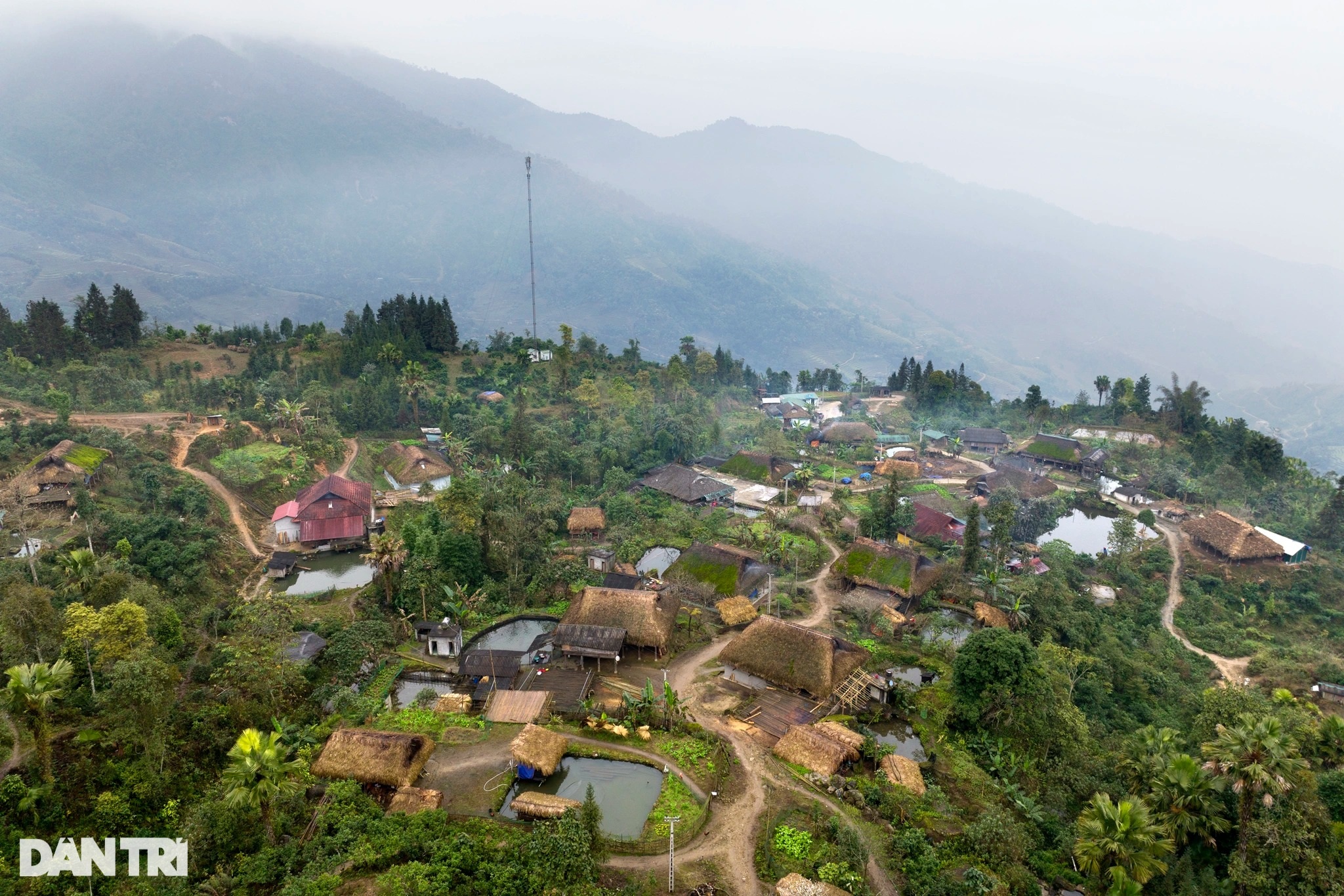 Cách trung tâm TP Hà Giang khoảng hơn 20km về phía Tây Bắc, bản Xà Phìn (xã Phương Tiến, huyện Vị Xuyên) nằm ở độ cao gần 1.000m trên đỉnh một trong những ngọn núi của dãy Tây Côn Lĩnh.