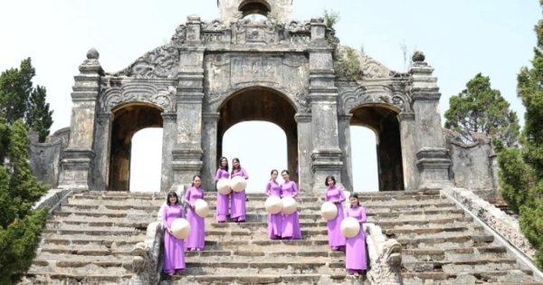 Nữ du khách mặc áo dài truyền thống tham quan di tích Huế dịp 8/3 được ưu tiên gì?