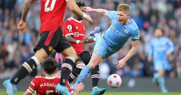 Những khoảnh khắc "tan nát cõi lòng" CĐV Man Utd trên sân Etihad