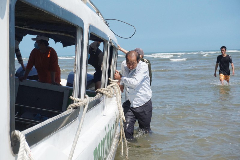 Phương tiện được đưa l&ecirc;n bờ.