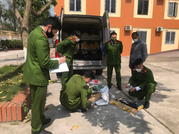 H&igrave;nh ảnh kiểm tra xe &ocirc; t&ocirc; 98F-007.32 do &ocirc;ng Nguyễn Văn Điển điều khiển.