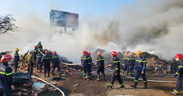 “Bà hỏa” thiêu rụi bãi phế liệu 2.000m2 của Công ty TNHH cao su HAE