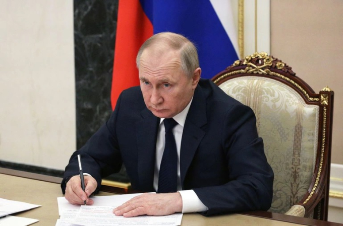 Tổng thống Vladimir Putin dự cuộc họp với c&aacute;c quan chức ch&iacute;nh phủ Nga ở Moscow h&ocirc;m 10/3 (Ảnh: Reuters).