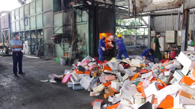 Dưới sự chứng kiến của đại diện các sở, ban ngành có liên quan, toàn bộ số tang vật vi phạm hành chính được tiêu hủy theo đúng quy trình, quy định, đảm bảo vệ sinh môi trường.
