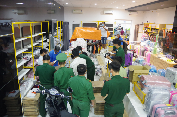 Lực lượng BĐBP Bà Rịa – Vũng Tàu Tiến hành niêm phong số hàng hóa không rõ nguồn gốc xuất xứ tại cửa hàng Nguyễn.