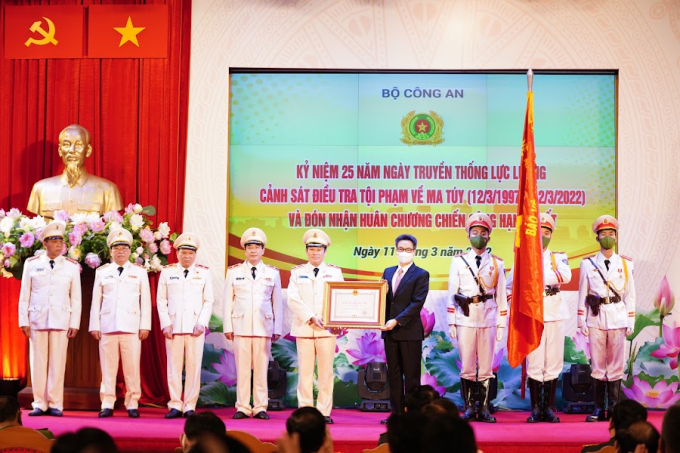 Phó Thủ tướng Vũ Đức Đam trao Huân chương Chiến công hạng Nhất cho Cục Cảnh sát điều tra tội phạm về ma túy.