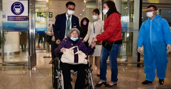 Yêu cầu tổ chức các chuyến bay đón người Việt tại Ukraine về nước theo đúng quy định