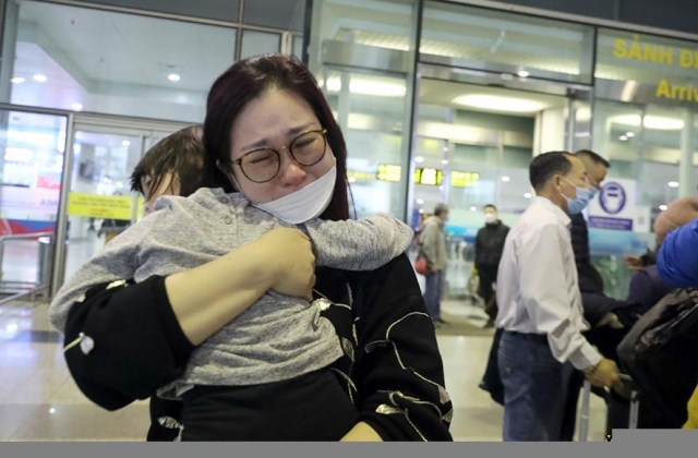 Thêm 300 người Việt ở Ukraine về tới Hà Nội