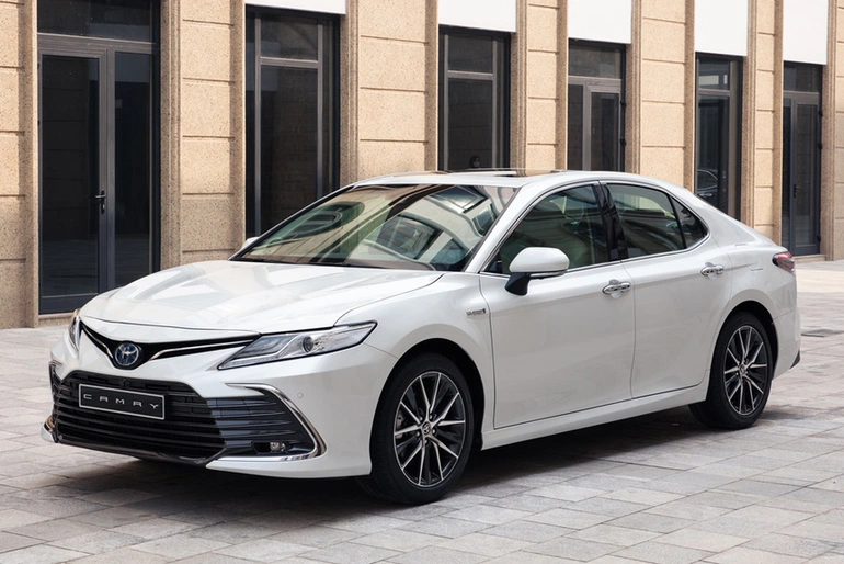 Sau Corolla Cross, Camry là mẫu xe tiếp theo của Toyota có bản hybrid và gần đây có thêm Corolla Altis (Ảnh: TMV).