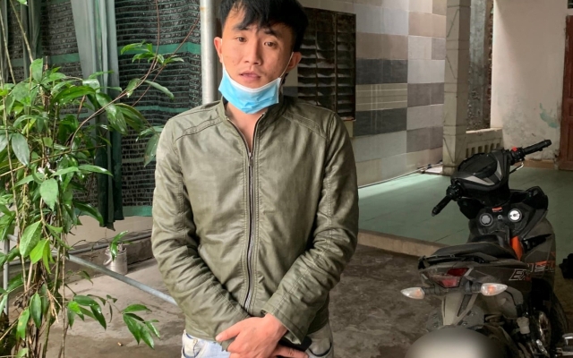 Vào chùa khoắng sạch đồ đồng