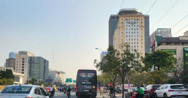 Nhà xe Quân Thuỷ dừng đỗ không đúng nơi quy định bị CSGT "sờ gáy"