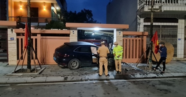 Xe ô tô 4 chỗ nửa đêm lao thẳng vào nhà dân tại Quảng Ninh