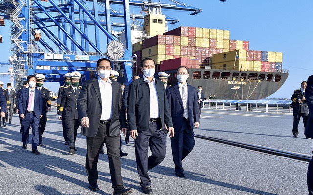 Thủ tướng kiểm tra hoạt động Cảng Quốc tế Lạch Huyện.