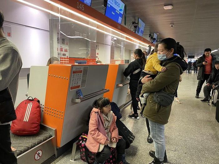 Công dân Việt Nam tại quầy làm thủ tục. Ảnh: Đại sứ quán Việt Nam tại Ba Lan