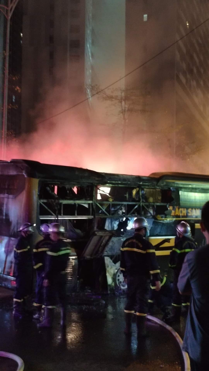 lực lượng Cảnh s&aacute;t PCCC&amp;amp;CNCH nhanh ch&oacute;ng c&oacute; mặt tại hiện trường dập lửa.