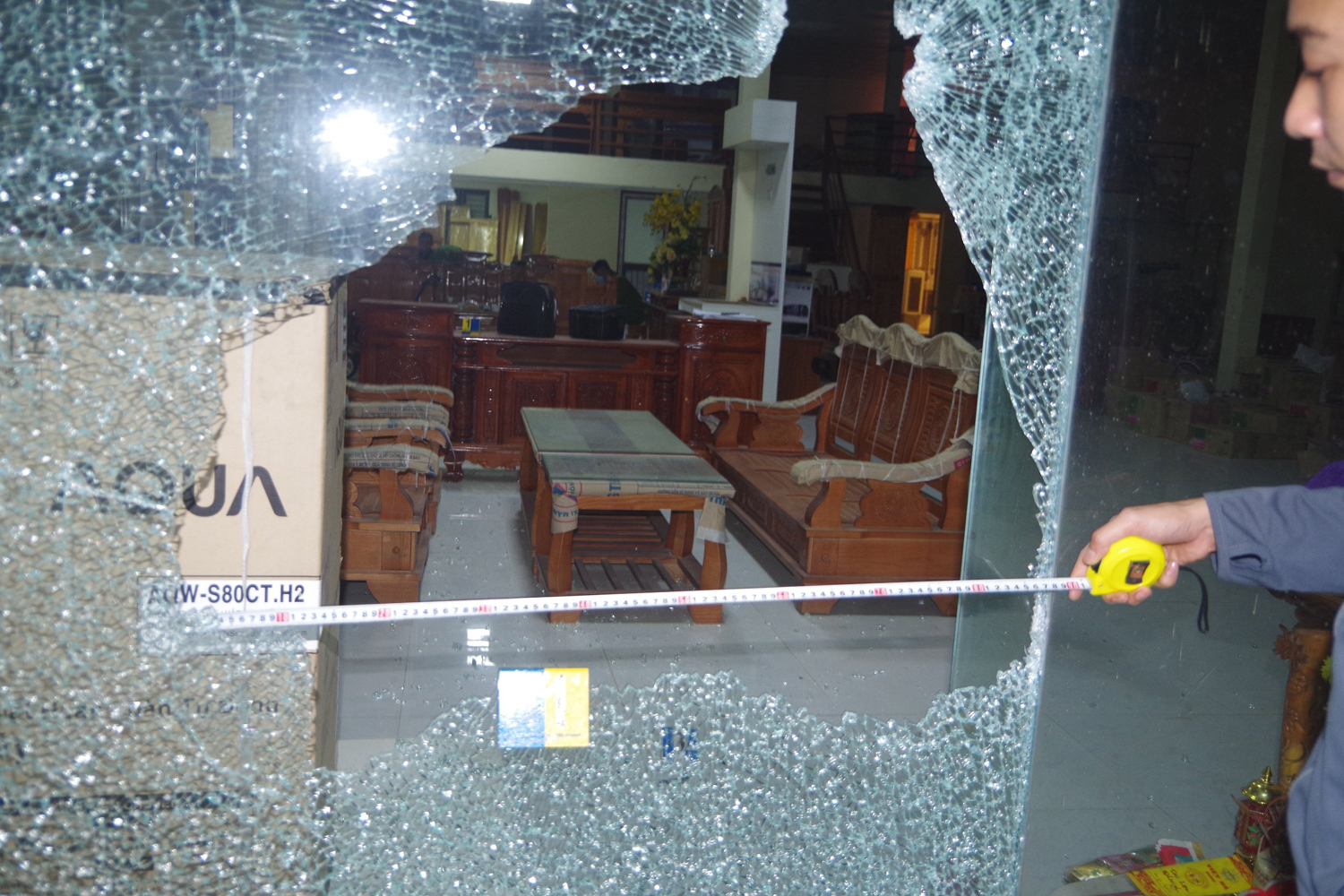 Cửa kính bị bắn vỡ