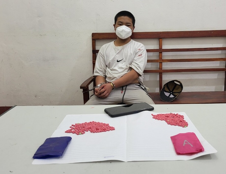 Đối tượng V&agrave;ng A Dơ c&ugrave;ng tang vật vụ &aacute;n tại cơ quan C&ocirc;ng an.