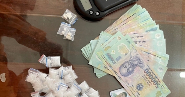 Bắt quả tang đối tượng có 5 tiền án vẫn ôm ma tuý đi bán