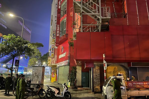 Lực lượng chức năng c&oacute; mặt tại qu&aacute;n karaoke Linh Dương