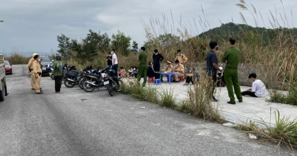 14 thanh niên mang hung khí đi "diễu phố", bị CSGT ngăn chặn kịp thời