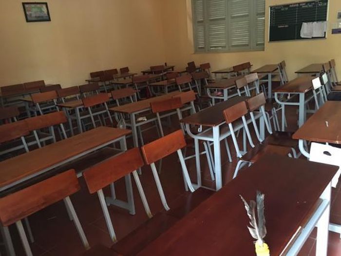 Bàn ghế học sinh vẫn khung sắt, mặt bằng gỗ xấu