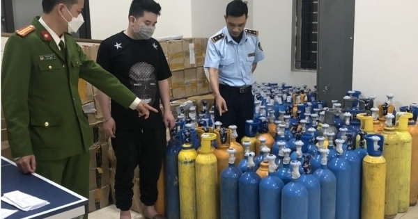 Phát hiện điểm tập kết số lượng lớn bình khí cười tại quận Cầu Giấy