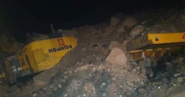 Nhiều phương tiện bốc xúc của Công ty than Cọc Sáu bị vùi lấp sau sự cố sạt lở đất