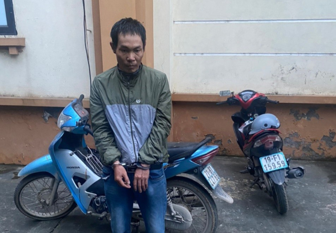 Đối tượng Ho&agrave;ng Văn Thắng v&agrave; tang vật tại cơ quan C&ocirc;ng an.