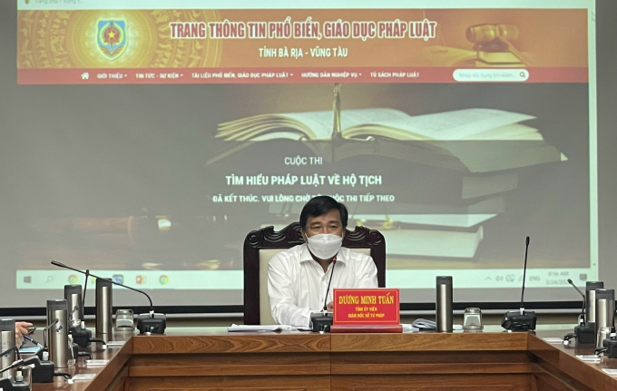 Ông Dương Minh Tuấn, Giám đốc Sở Tư Pháp phổ biến về trang thông tin điện tử tại phiên họp.