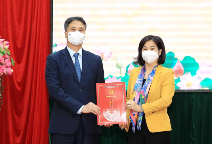 Phó Bí thư Thường trực Thành ủy Nguyễn Thị Tuyến trao quyết định cho ông Nguyễn Anh Dũng.