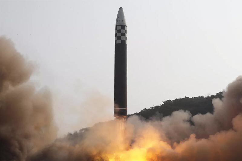 Ảnh chụp mẫu t&ecirc;n lửa đạn đạo li&ecirc;n lục địa mới thử nghiệm của B&igrave;nh Nhưỡng, do h&atilde;ng th&ocirc;ng tấn quốc gia Triều Ti&ecirc;n (KCNA) c&ocirc;ng bố ng&agrave;y 24/3.&nbsp;