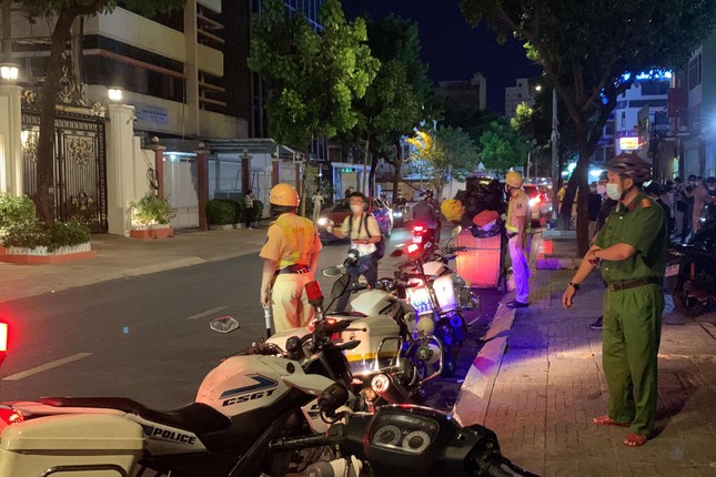 Xem x&eacute;t vai tr&ograve; đội ngũ 'hậu cần' gi&uacute;p b&agrave; Nguyễn Phương Hằng livestream ảnh 2