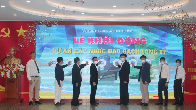 C&aacute;c đại biểu nhấn n&uacute;t triển khai dự &aacute;n cấp nước cho huyện đảo Bạch Long Vỹ.