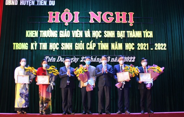 Huyện Tiên Du khen thưởng học sinh giỏi cấp tỉnh có thành tích cao trong năm học 2021