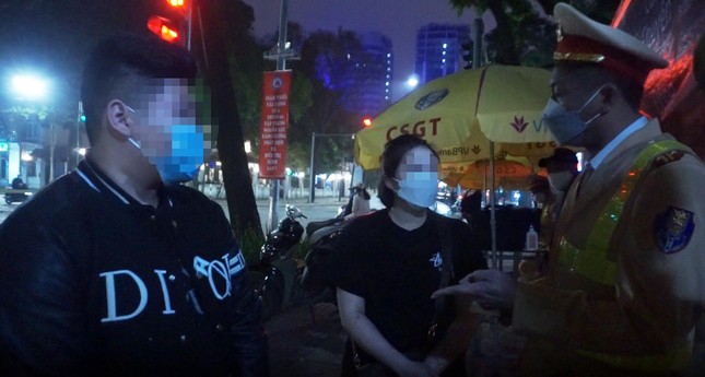 Thiếu ni&ecirc;n 2 lần bị lực lượng cảnh s&aacute;t xử l&yacute;.